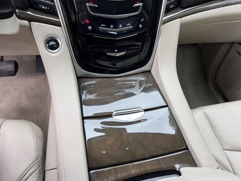 Used 2020 Cadillac Escalade Luxury AWD/4WD image 32