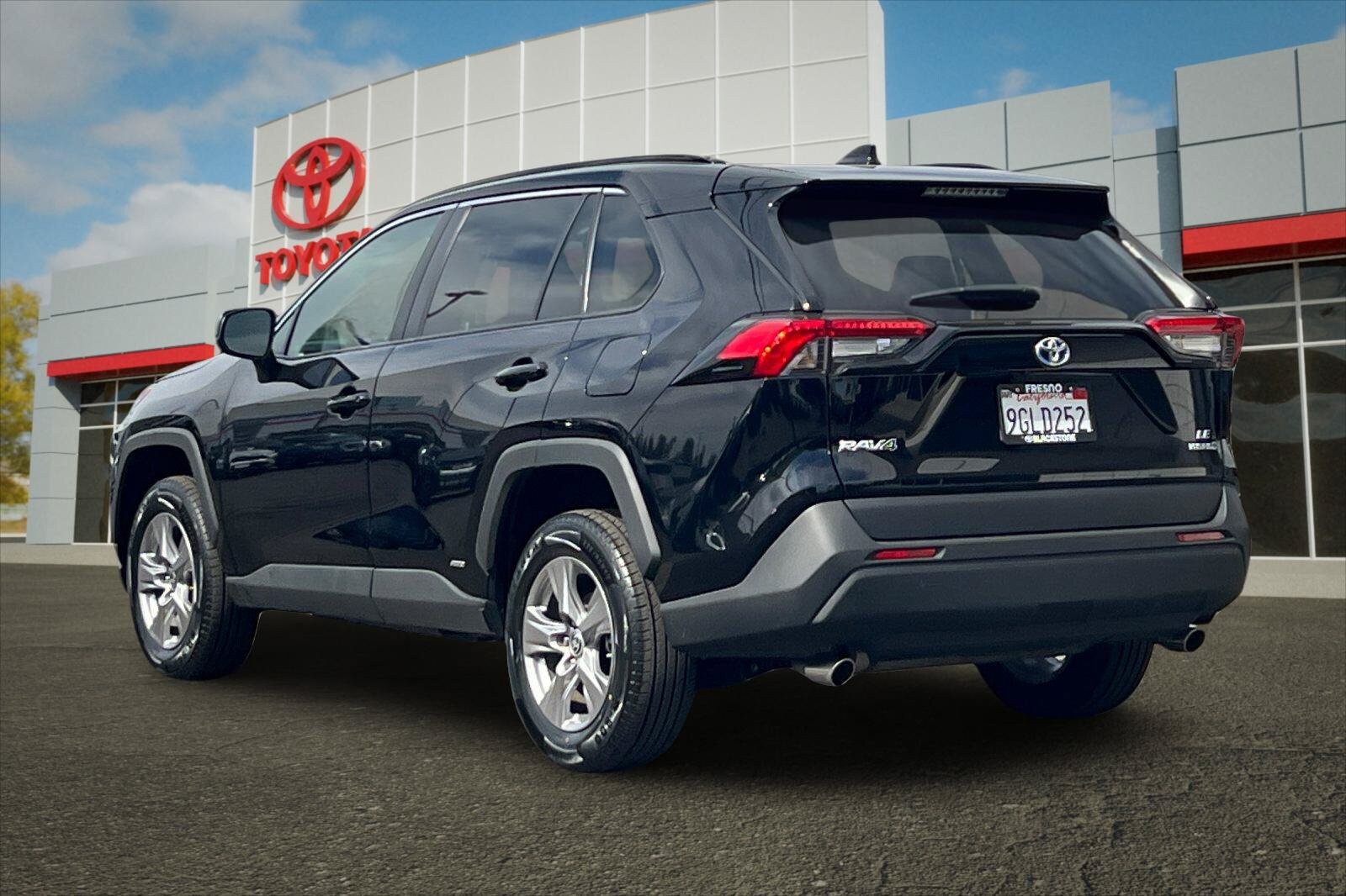 Certified 2023 Toyota RAV4 LE AWD/4WD image 5