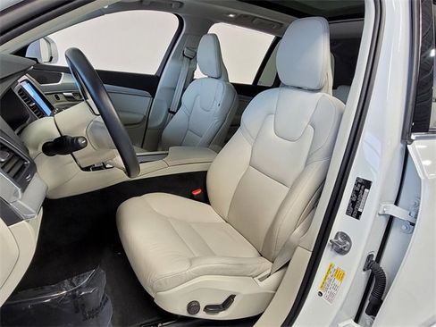 Certified 2024 Volvo XC90 B5 Core image 9