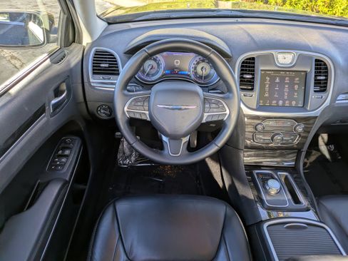 Used 2016 Chrysler 300 Limited image 13