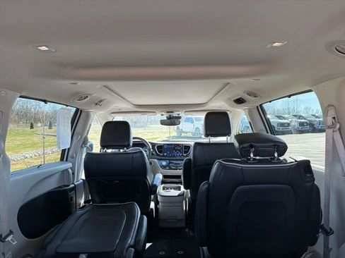 Used 2023 Chrysler Pacifica Limited image 15
