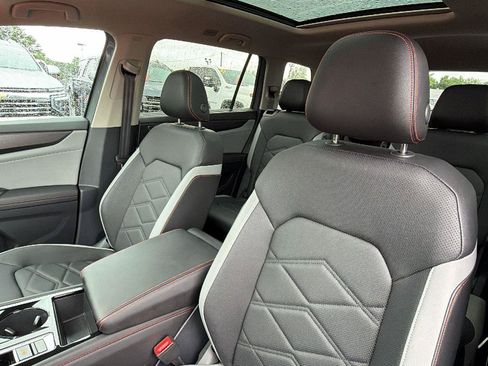 Used 2025 Volkswagen Atlas Peak Edition SE AWD/4WD image 14