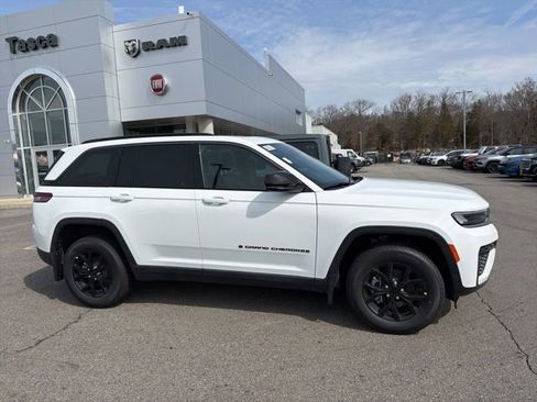 New 2026 Jeep Grand Cherokee Altitude AWD/4WD image 2
