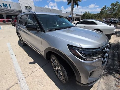 Used 2025 Ford Explorer Platinum w/ Ultimate Package AWD/4WD image 4