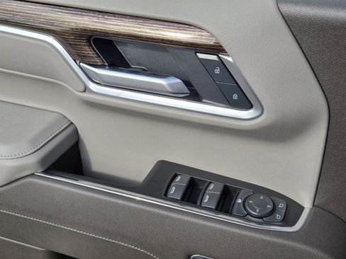 Used 2025 GMC Sierra 1500 SLE image 18