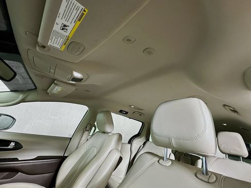 Used 2021 Chrysler Pacifica Touring-L FWD image 11