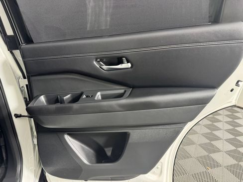 Used 2024 Nissan Pathfinder Platinum FWD image 32
