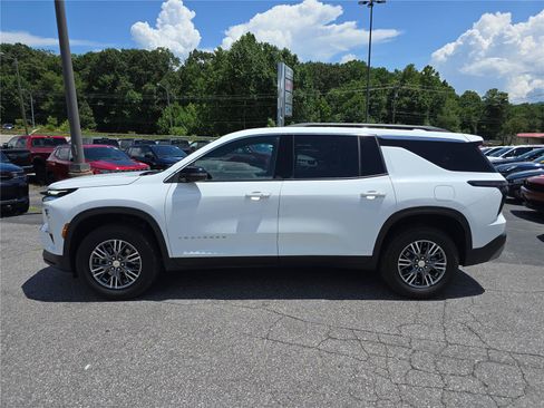Used 2025 Chevrolet Traverse LT FWD image 6