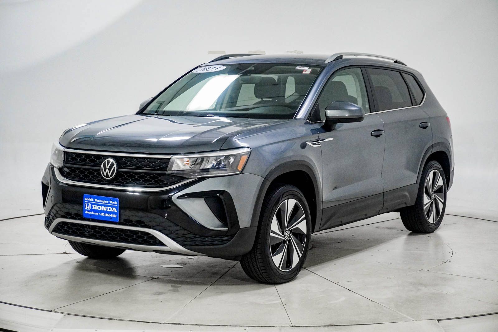 Used 2023 Volkswagen Taos SE AWD/4WD image 2