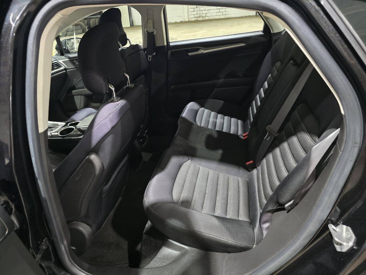 Used 2014 Ford Fusion SE FWD image 25