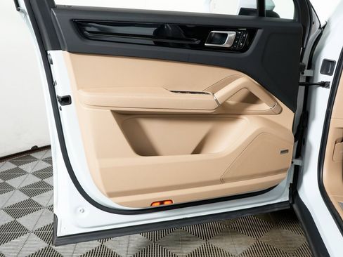 Certified 2022 Porsche Cayenne w/ Premium Package image 15