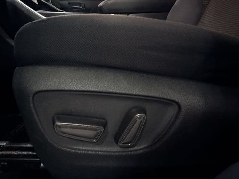 Used 2024 Toyota Highlander LE FWD image 25