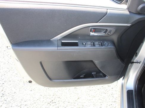 Used 2012 MAZDA MAZDA5 Touring w/ Moonroof & Audio Pkg image 20