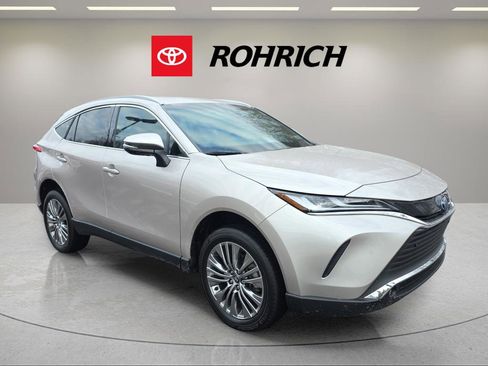 Used 2024 Toyota Venza XLE image 6