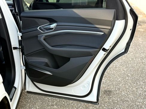 Used 2020 Audi e-tron Premium Plus image 32