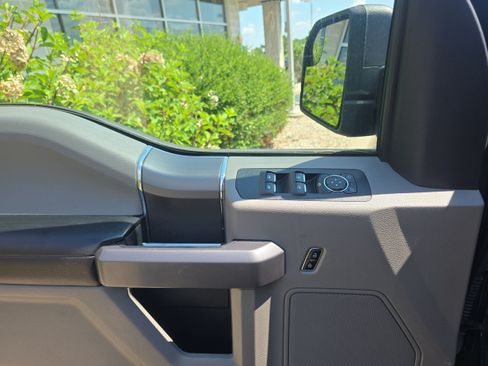 Used 2019 Ford F150 XLT w/ Equipment Group 302A Luxury AWD/4WD image 17