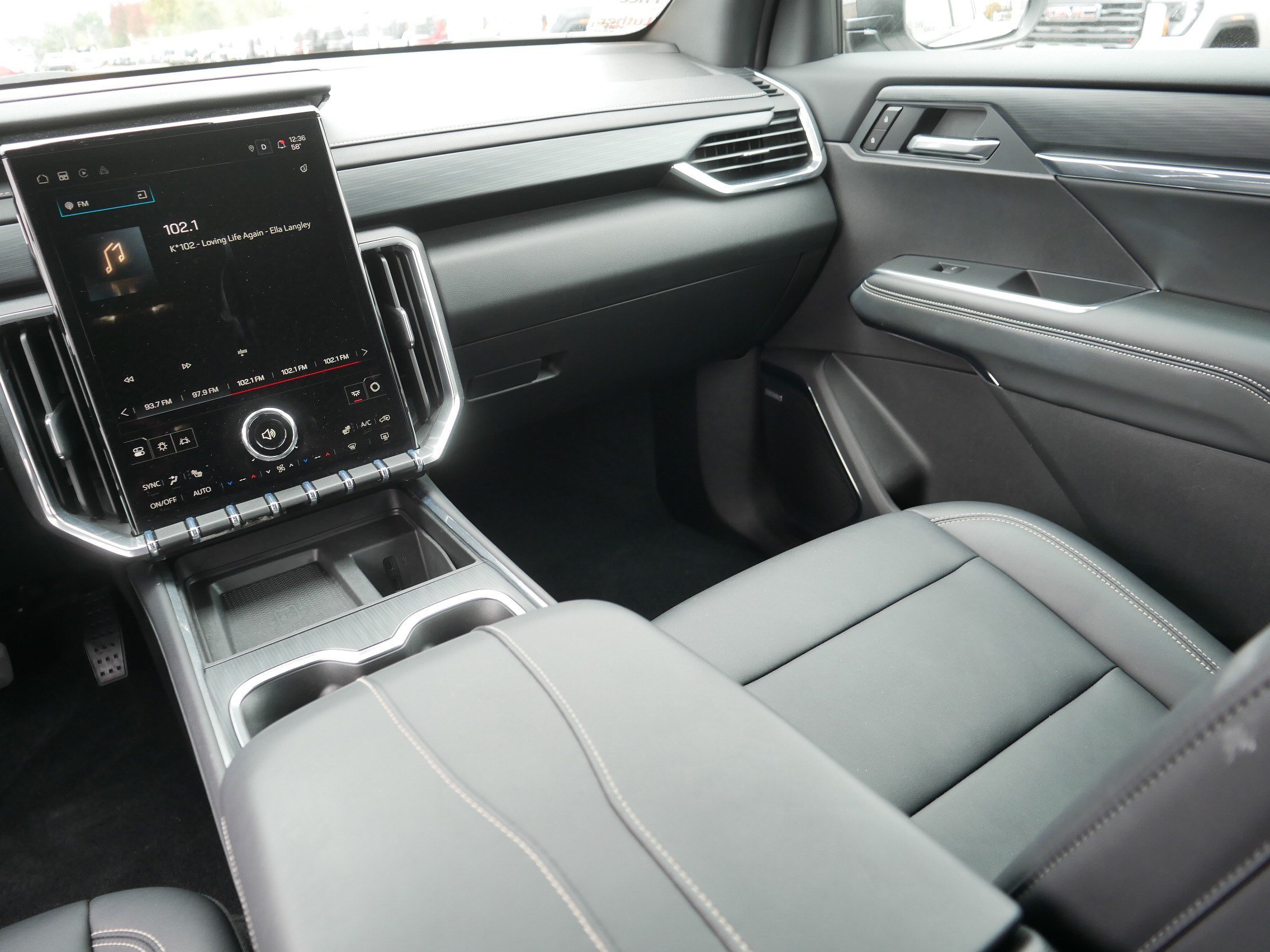 Used 2026 GMC Acadia Elevation w/ Elevation Premium Package AWD/4WD image 11