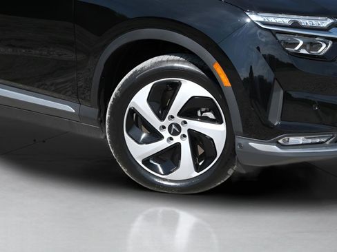 New 2025 VinFast VF 8 Eco image 33