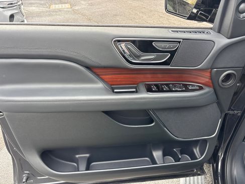 Certified 2024 Lincoln Navigator Premiere AWD/4WD image 11