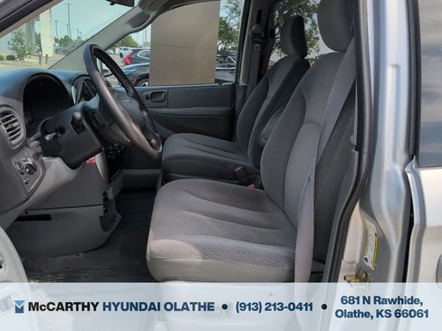Used 2006 Chrysler Town & Country Touring FWD image 4