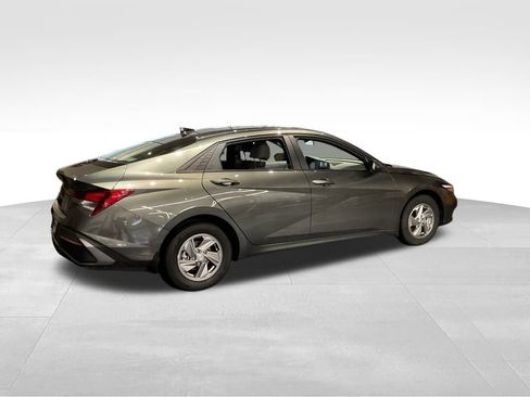 New 2026 Hyundai Elantra SE image 4