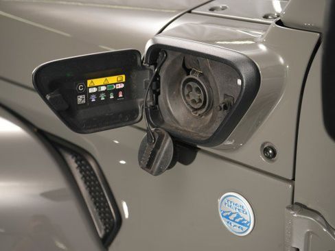 Used 2022 Jeep Wrangler Unlimited Sahara w/ Cold Weather Group AWD/4WD image 18