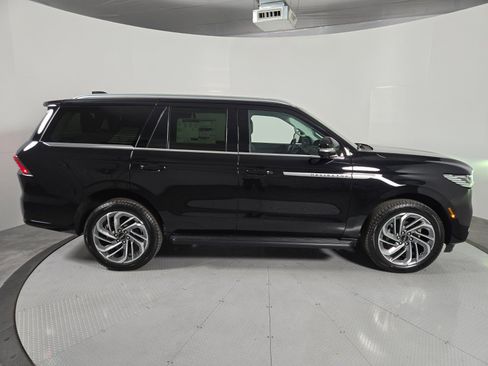 New 2026 Lincoln Navigator Premiere AWD/4WD image 3