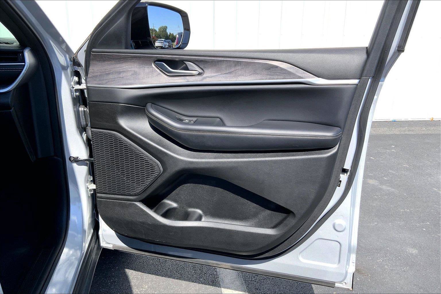 Used 2024 Jeep Grand Cherokee Limited w/ Luxury Tech Group II AWD/4WD image 23
