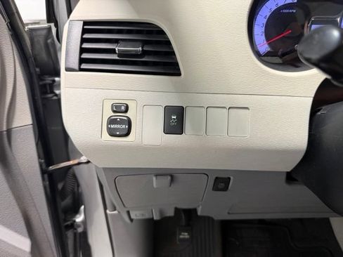 Used 2013 Toyota Sienna SE FWD image 18