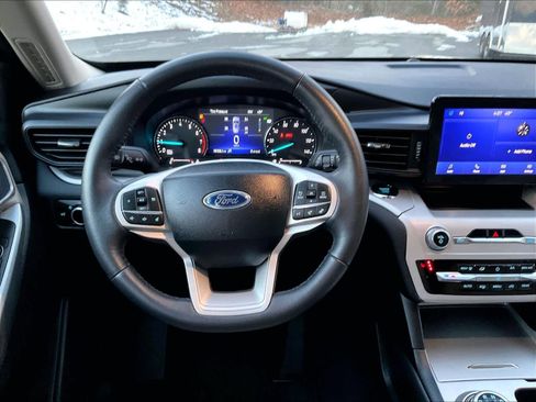 Used 2024 Ford Explorer XLT image 18