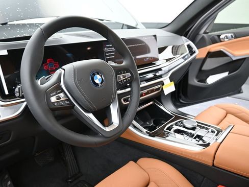 Used 2025 BMW X5 xDrive50e w/ Climate Comfort Package image 11