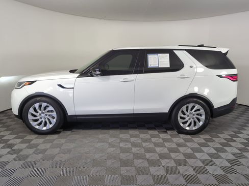 Used 2025 Land Rover Discovery S image 17