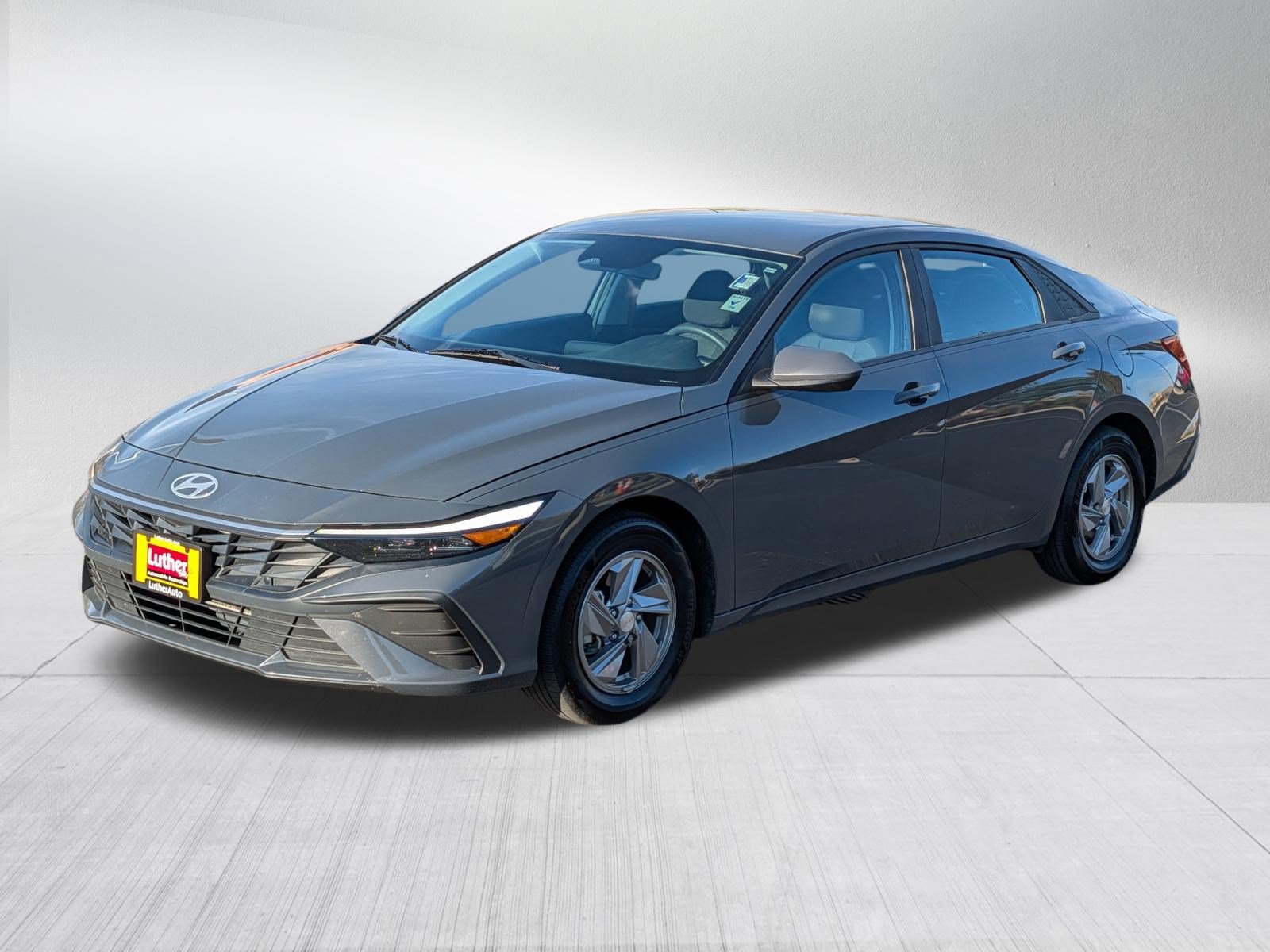 Used 2024 Hyundai Elantra SE FWD image 3