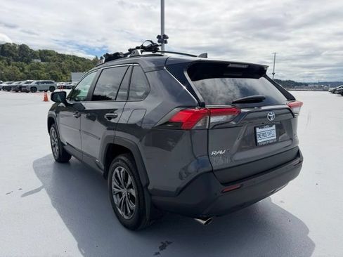 Certified 2022 Toyota RAV4 XLE Premium AWD/4WD image 9