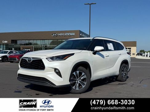 Used 2021 Toyota Highlander XLE FWD image 1