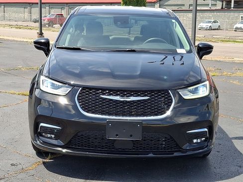Used 2024 Chrysler Pacifica Touring-L FWD image 4