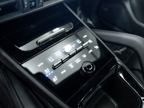Certified 2025 Porsche Cayenne Coupe AWD/4WD image 25