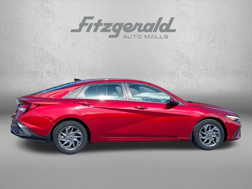Used 2024 Hyundai Elantra SEL FWD image 3