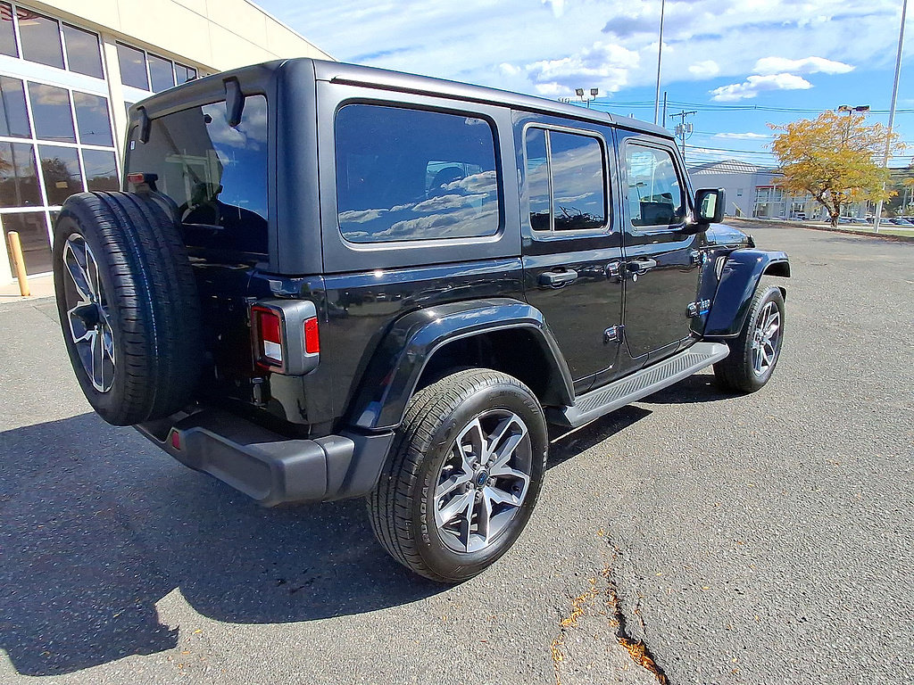 Used 2024 Jeep Wrangler Unlimited w/ Convenience Group AWD/4WD image 8
