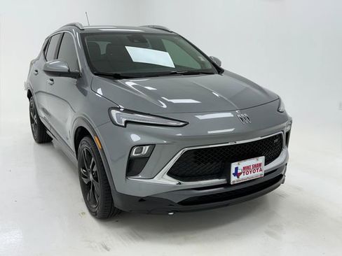 Used 2025 Buick Encore GX Sport Touring FWD image 2
