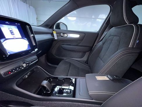 New 2026 Volvo XC40 B5 Ultra w/ Climate Package image 4