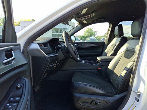 New 2025 Jeep Grand Cherokee L Laredo image 9