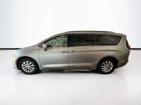 Used 2019 Chrysler Pacifica Touring-L FWD image 6