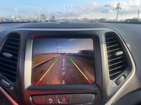 Used 2018 Jeep Cherokee Latitude Plus image 22