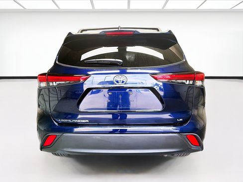 Used 2022 Toyota Highlander LE FWD image 5