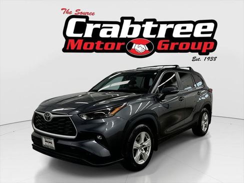 Certified 2023 Toyota Highlander LE FWD image 1