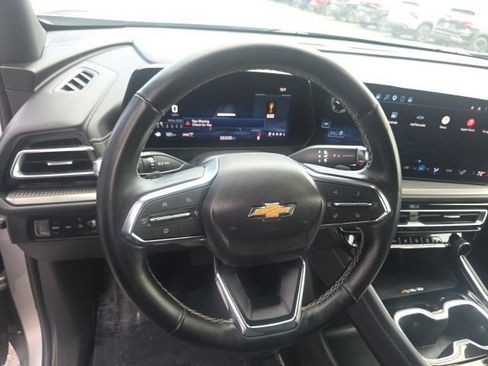 Used 2025 Chevrolet Traverse LT AWD/4WD image 16