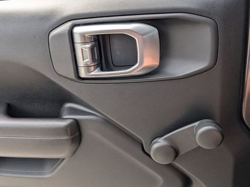 Used 2018 Jeep Wrangler Unlimited Sport image 25