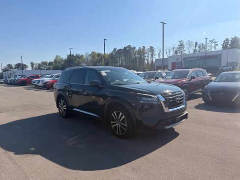Used 2025 Nissan Pathfinder Platinum w/ Cargo Package AWD/4WD image 3