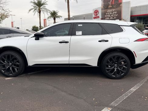 New 2025 Toyota Crown Signia Limited image 3